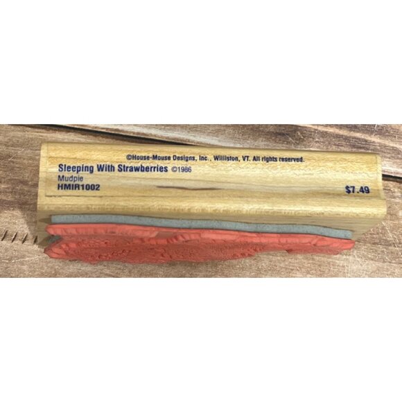 1986 HOUSE MOUSE HMIR1002 SLEEPING WITH STRAWBERRIES WOOD MOUNTED RUBBER STAMP - Picture 4 of 6